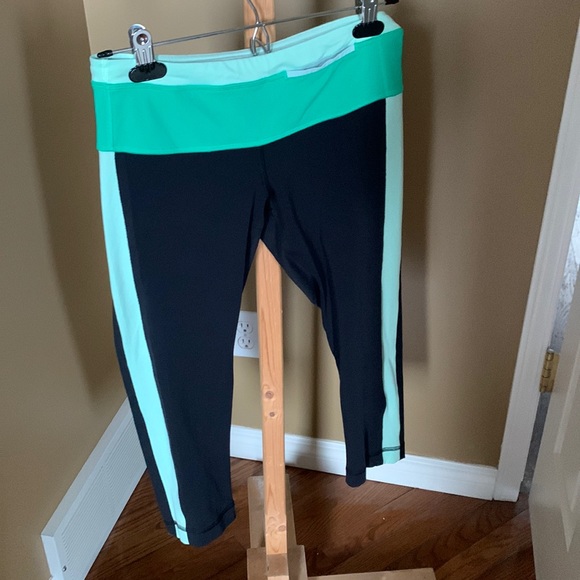 🍋LULULEMON Black/ green Running Capri 25” - Picture 1 of 4